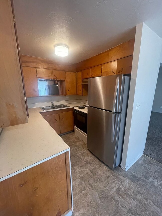 Building Photo - Large Two Bedroom Conveniently located Amenities!