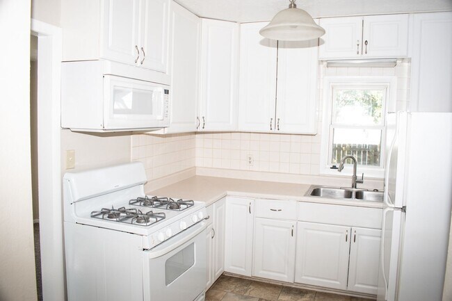 Building Photo - Cozy 1 Bedroom with 2 stall garage