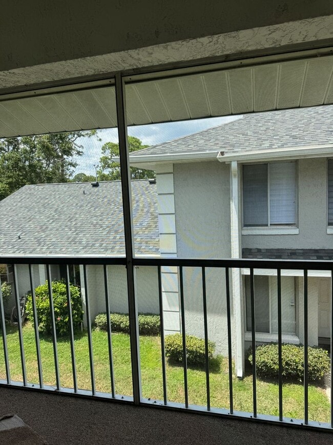 Building Photo - Newly Remodeled 2/2 in Pine Shadows Condom...