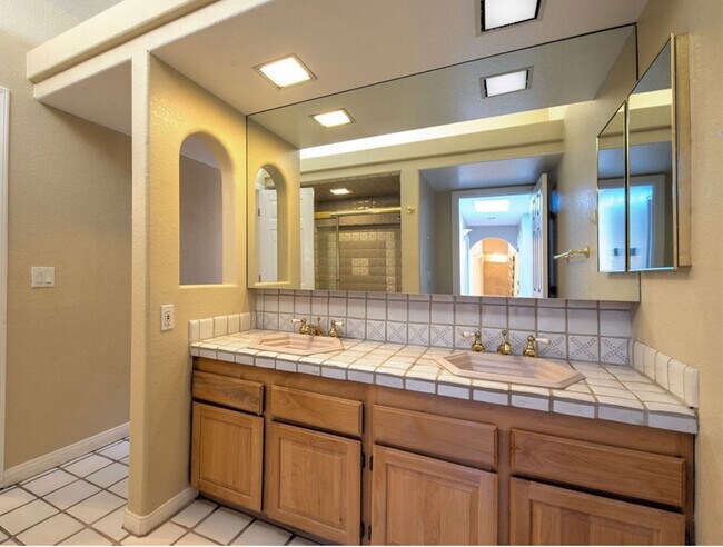 Building Photo - 3930 Placita Del Rico