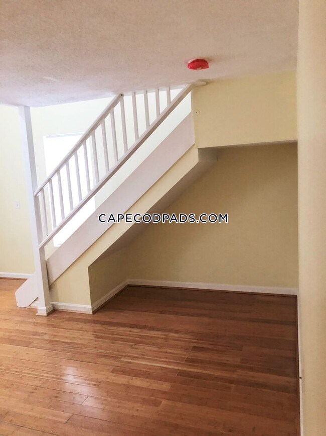 Building Photo - 357 Main St