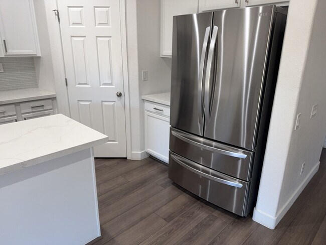 Building Photo - Beautifully updated 4 bedroom plus loft, 2...