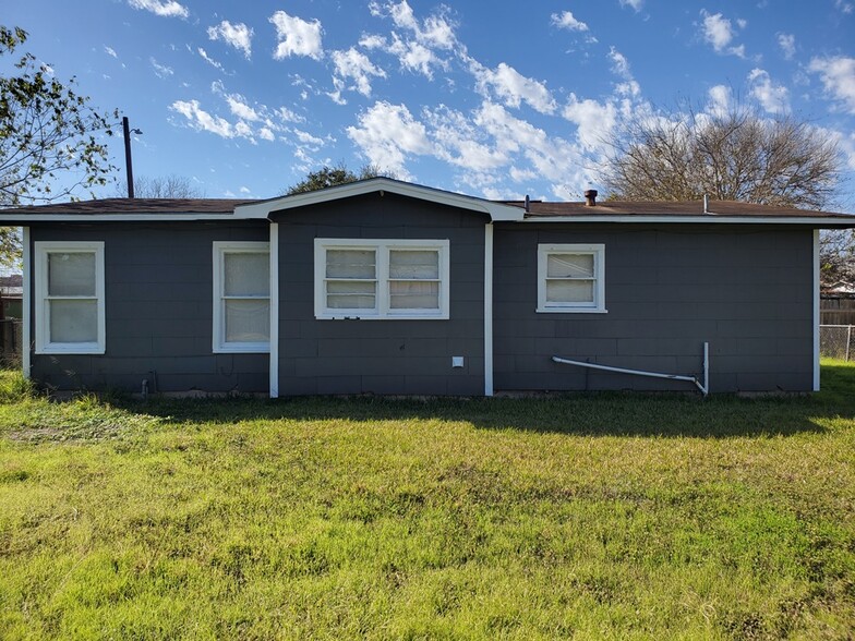 Building Photo - 3008 Cedar St