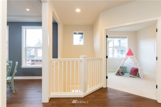 Building Photo - 4 Bedroom Oversized Home in Mountlake Terrace- Office Space and Charging Station