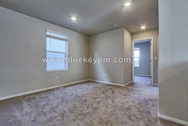 Building Photo - 4 Bed, 2.5 Baths Home in Ridgefield