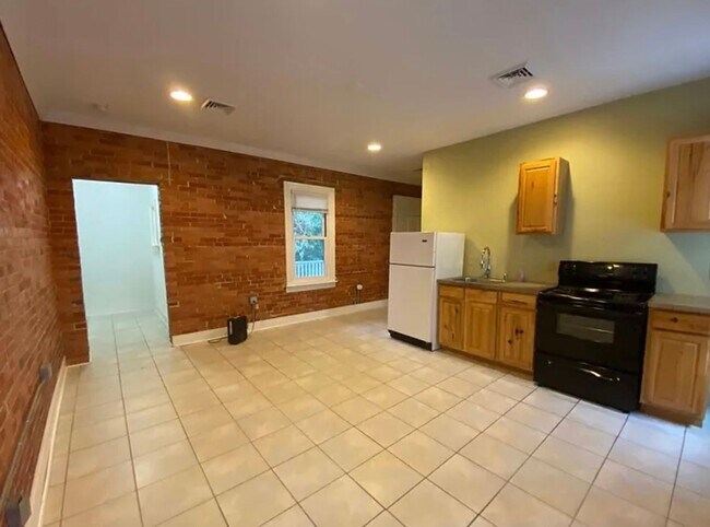 Building Photo - 175 E Louther St