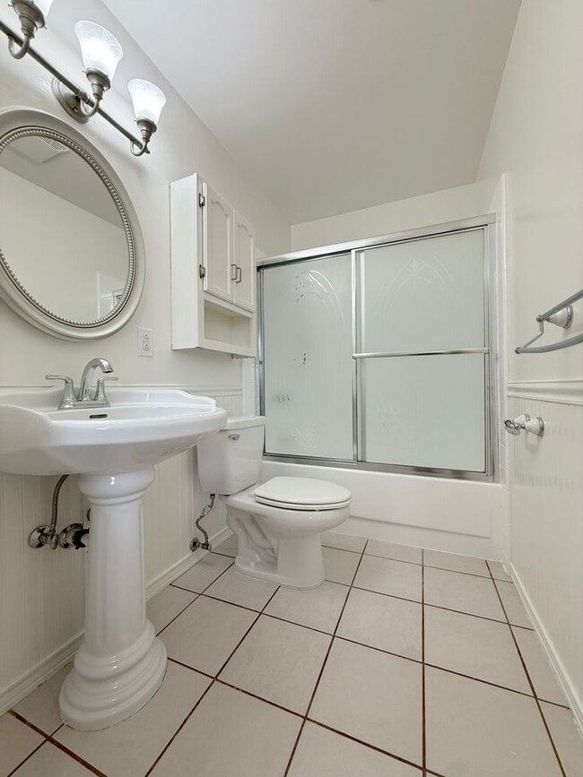 Building Photo - Rare Surfside One Bed Condo with Two Car G...