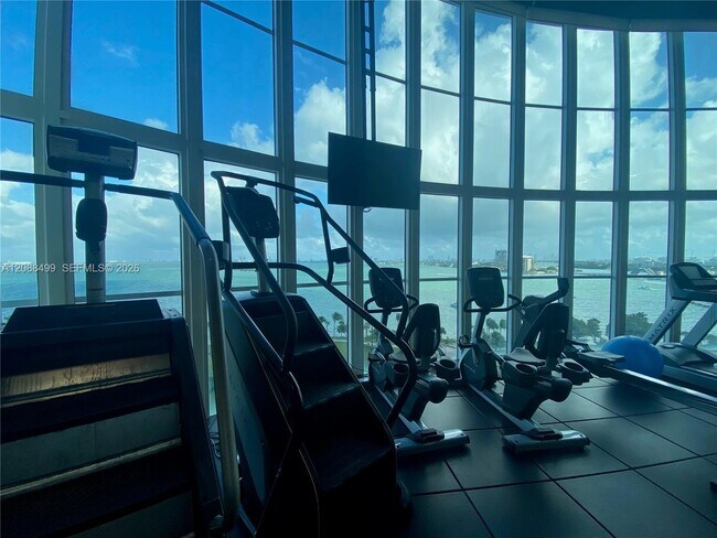 Building Photo - 1800 N Bayshore Dr