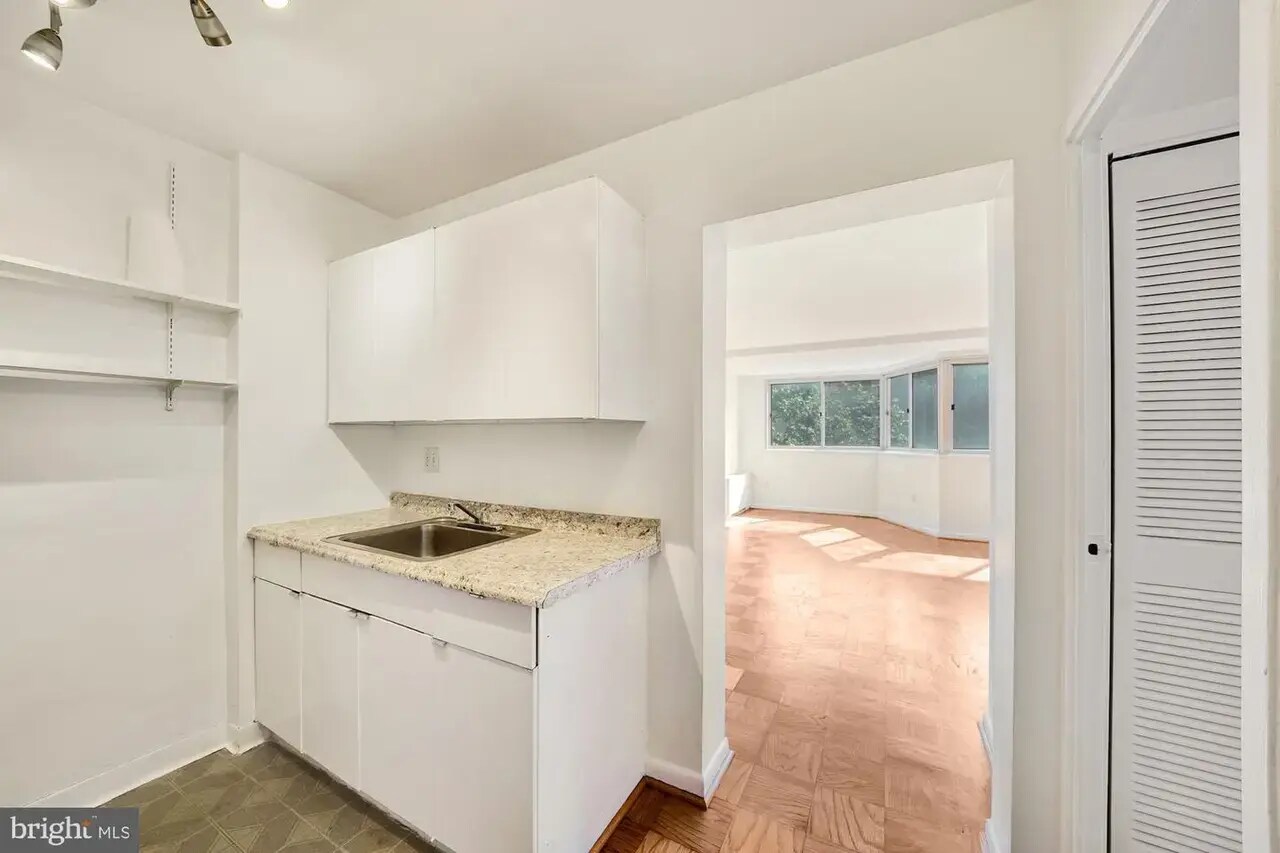 Building Photo - 922 24th St NW