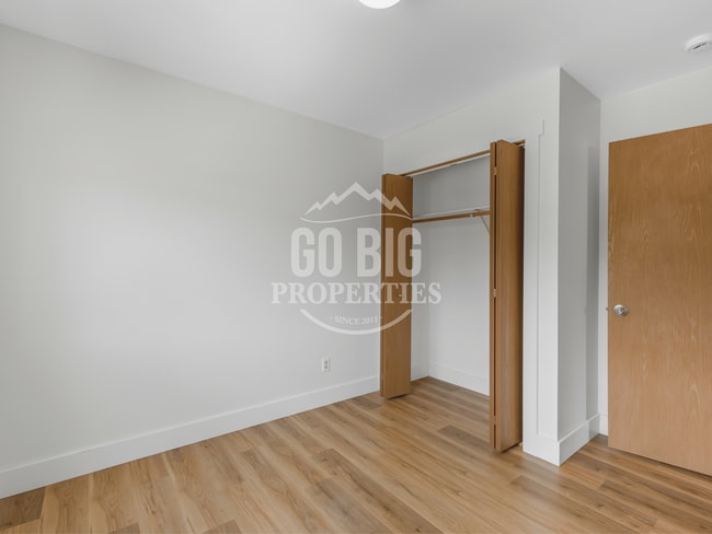 Building Photo - Fully Renovated Condo