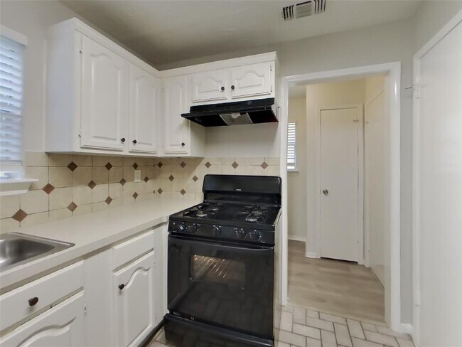 Building Photo - 14811 Cypress Ridge Dr