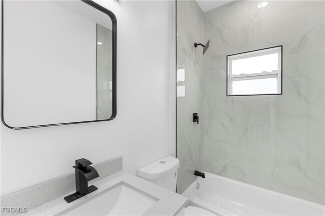 Building Photo - 837 Colyer St E