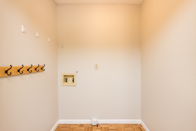Building Photo - 6085 Tara Hill Dr