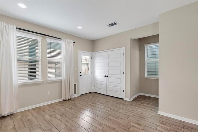 Building Photo - 2025 Arendale Dr