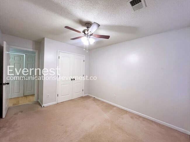 Building Photo - 3 Bed/2 Bath Home with Fenced Yard & Garage / Vouchers Accepted / Available Now!