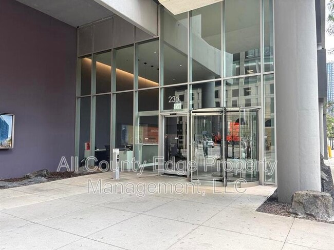 Building Photo - 235 W Van Buren St
