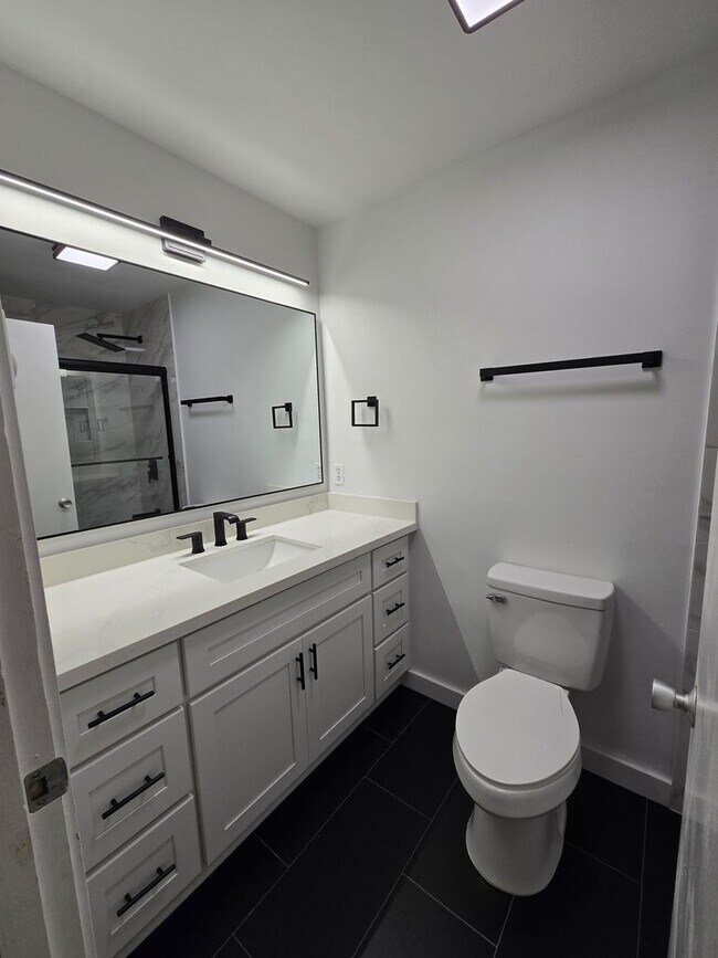 Building Photo - Beautiful Ground Floor Unit-  1BD/1.5BA