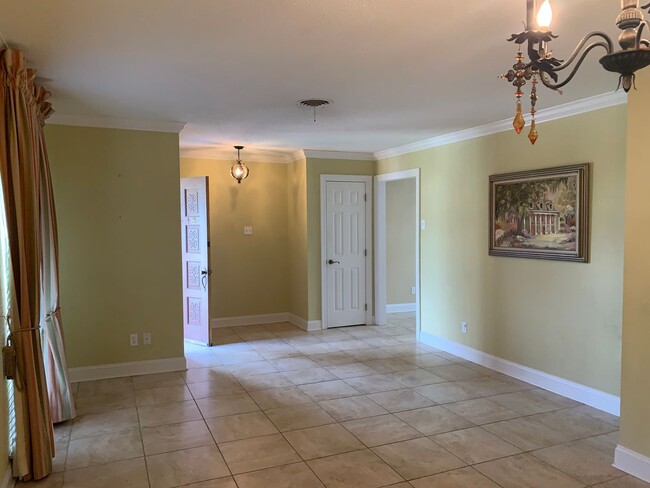 Building Photo - Metairie 3 Bedroom with Spacious Rooms and...