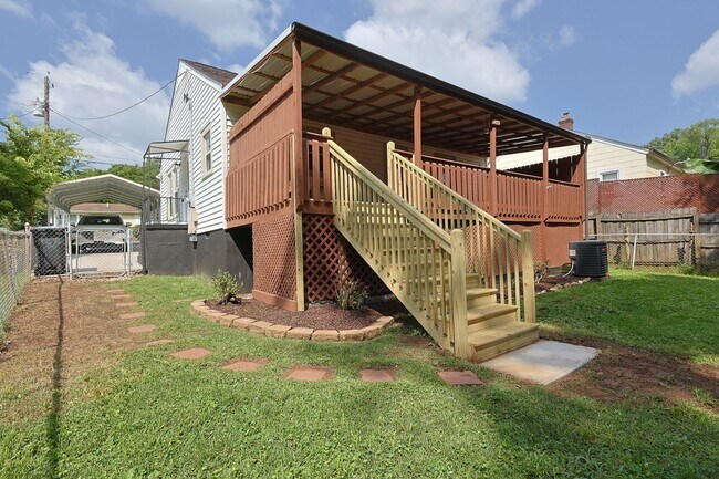Building Photo - South Knoxville Cottage!!!