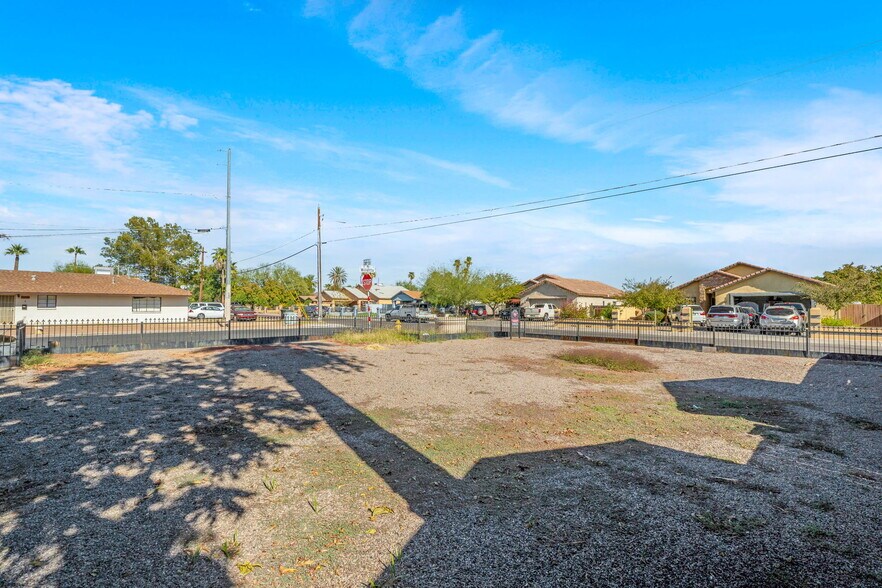 Building Photo - 2745 E Willetta St