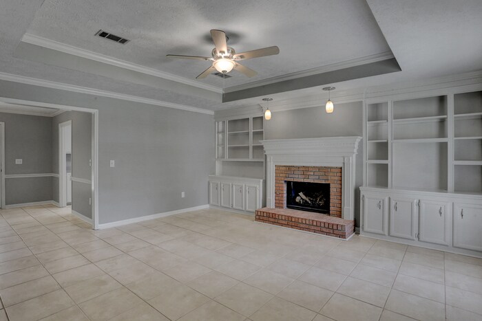 Building Photo - 211 Oak Brook Dr