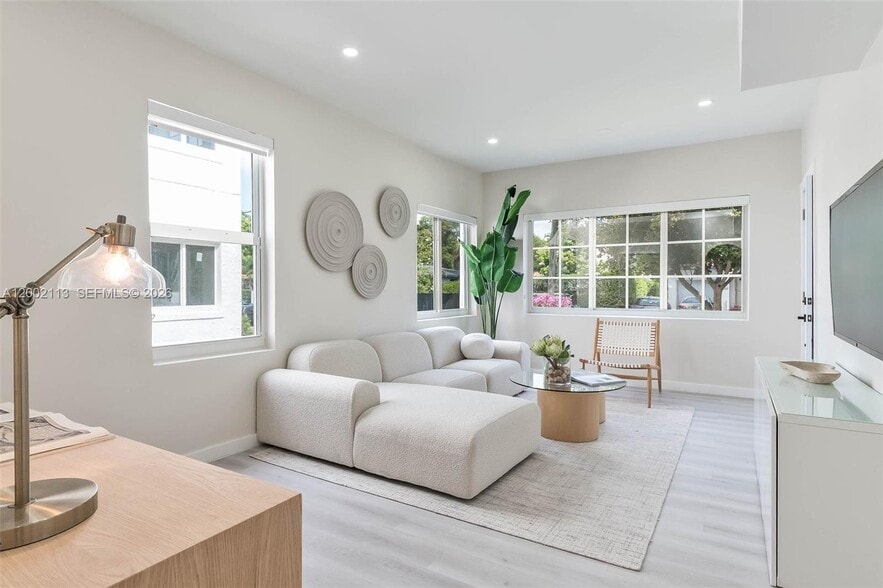 Building Photo - 1852 SW 22nd Ter