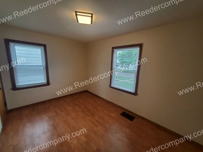 Building Photo - 2 bedroom house