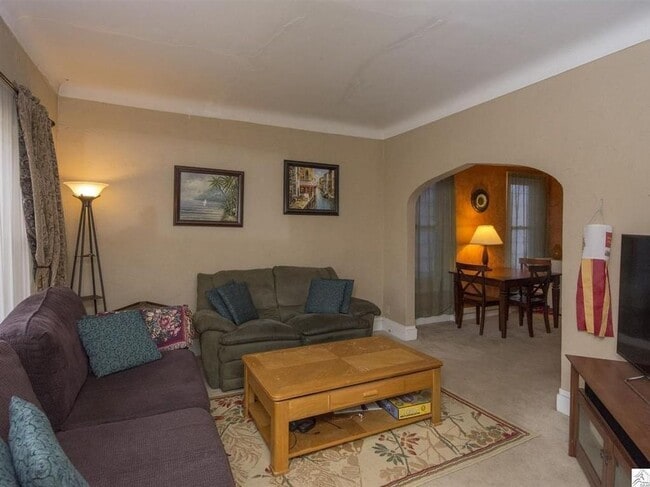 Building Photo - AVAILABLE April! - 4 Bed, 2 Bath Bright & Spacious Home