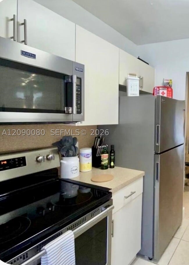 Building Photo - 687 SW 113th Ave