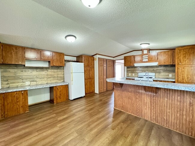 Building Photo - 3 Bedroom 2 Bath Mobile Home