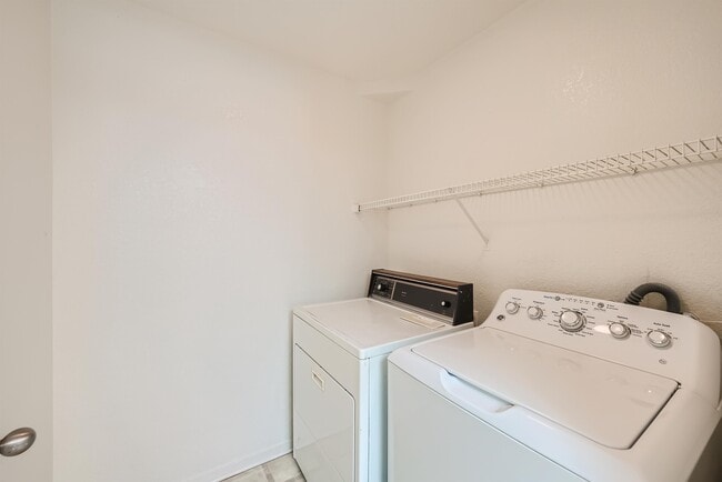 Building Photo - 1908 Mountain Hills Ct