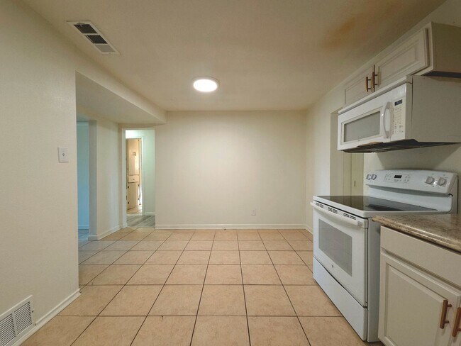 Building Photo - PRE-LEASING FOR SUMMER - Charming 4 Bedroom in the Heart of Lubbock