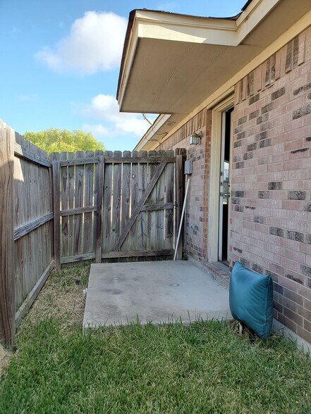 Building Photo - 1204 Cinch Dr