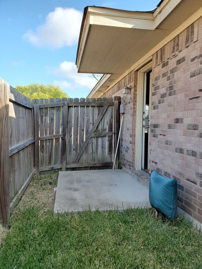 Building Photo - 1204 Cinch Dr