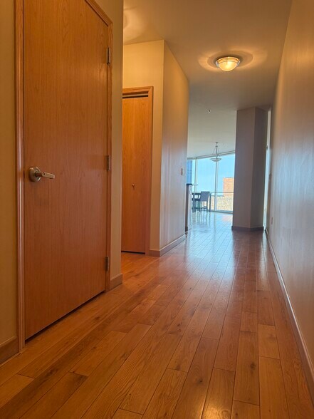 Building Photo - 701 W Lakeside Ave