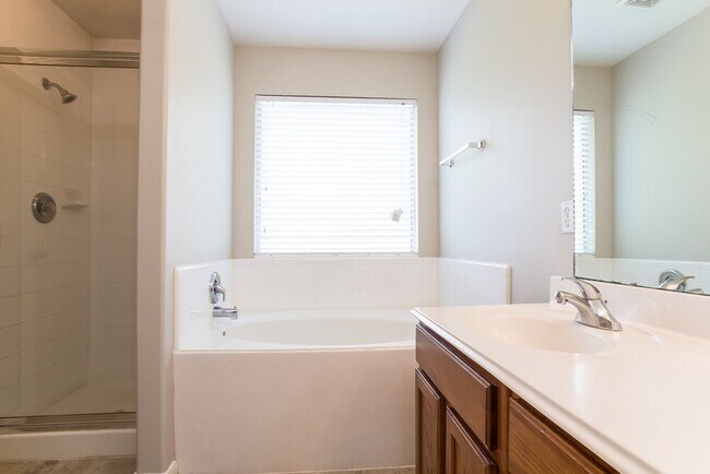 Building Photo - 2447 Halstead Dr