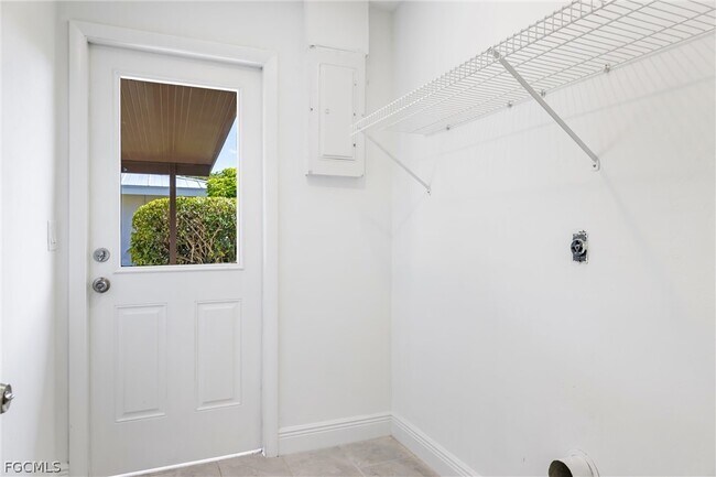 Building Photo - 1003 April Ln