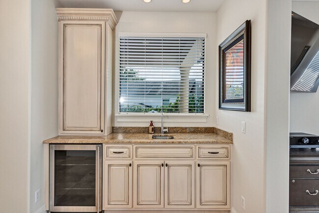 Building Photo - 2616 N Westmoreland Dr