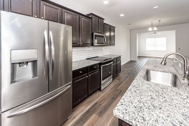 Building Photo - 5 Bedroom 3 Bath Home in Cane Bay Plantation - Summerville