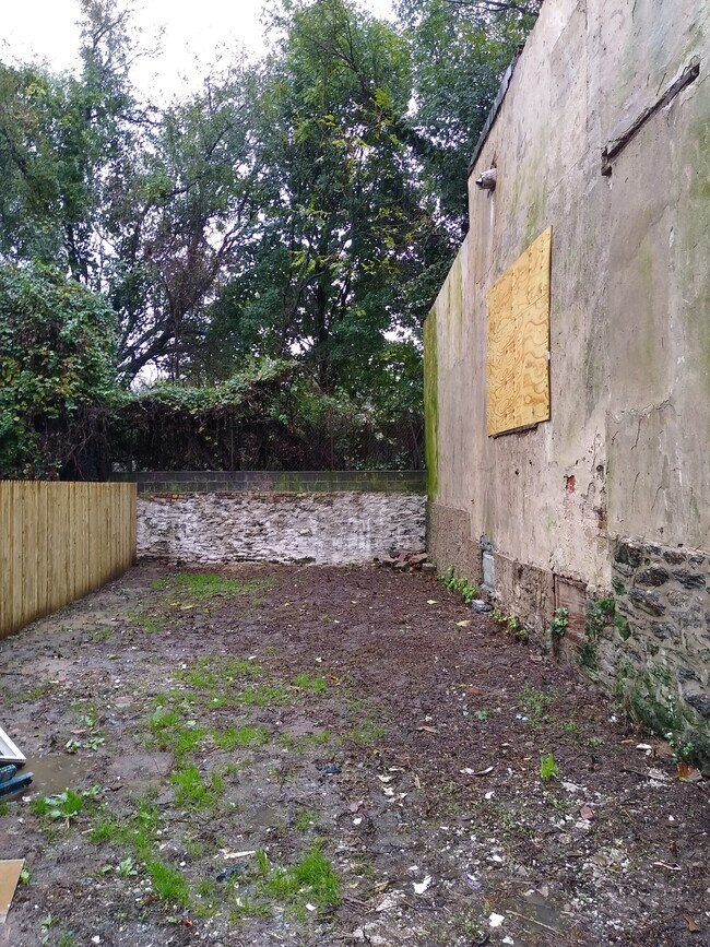 Building Photo - 216 E Ashmead St