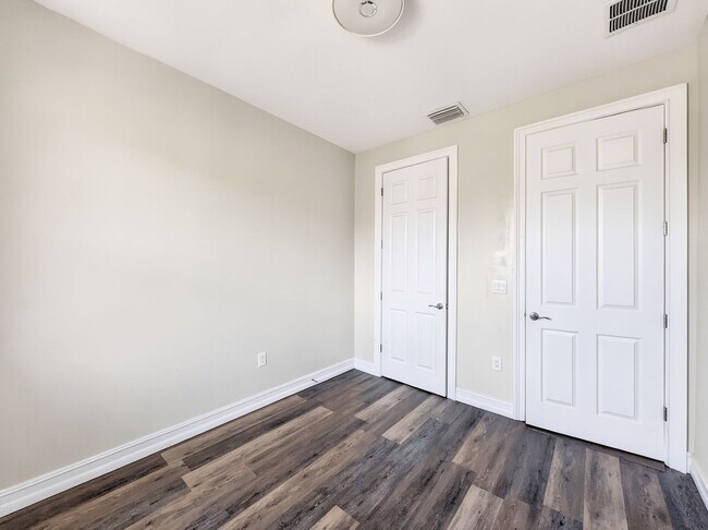 Building Photo - Live the Southwest Florida lifestyle in this lakefront villa in South Naples!