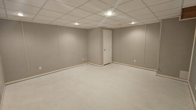 Building Photo - 560 Little Creek Dr