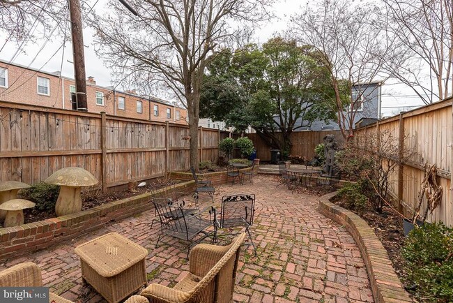 Building Photo - 315 12th St SE