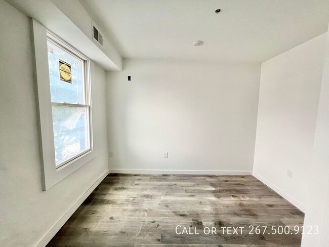 Building Photo - Beautiful, renovated 1BR unit located in F...