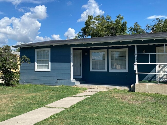 Primary Photo - 2Bed/1Bath House for Rent! Available Now