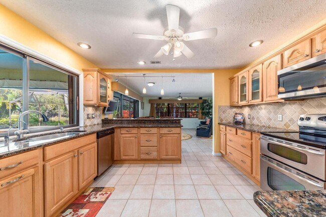 Building Photo - 2341 NW Bay Colony Ct
