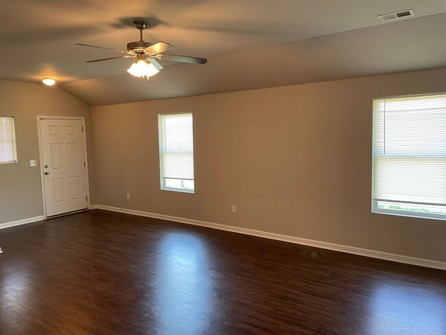 Building Photo - 3 bed, 2 bath Open Floor Plan