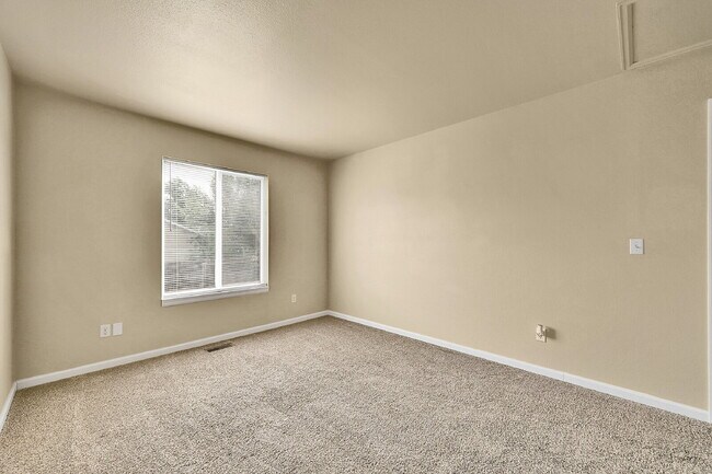 Building Photo - $2,095, 3 bed, 2 bath, located in Colorado...