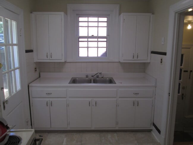 Building Photo - -- AVAILABLE JULY 17TH -- 3 BR / 1 BA Bric...