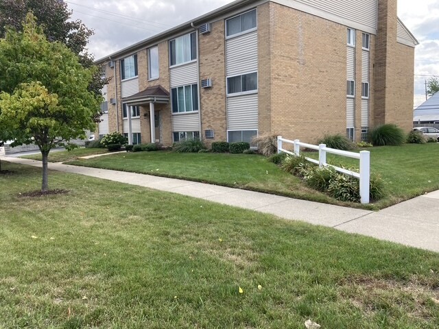 Building Photo - 1500 E 10 Mile Rd